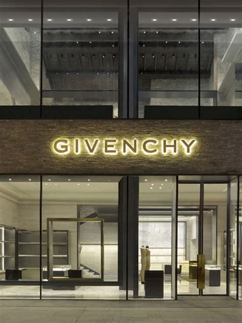 σ givenchy|the house of Givenchy.